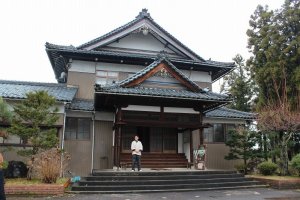 「和伊屋」のご主人、山崎さんはお寺をレストランとしている。１階の畳座敷がレストラン、二階は寺の仏間である